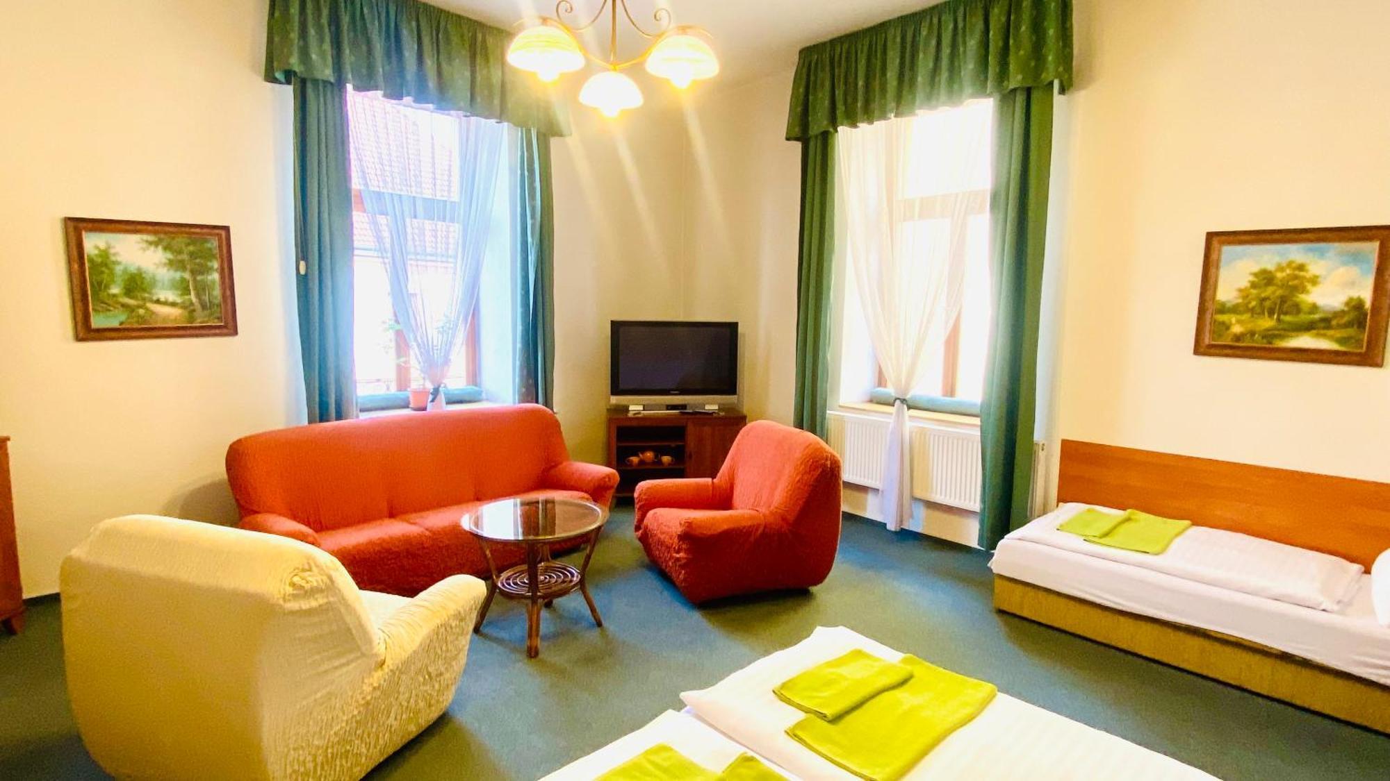 Penzion Cerny Kun Hradec Králové Exterior foto