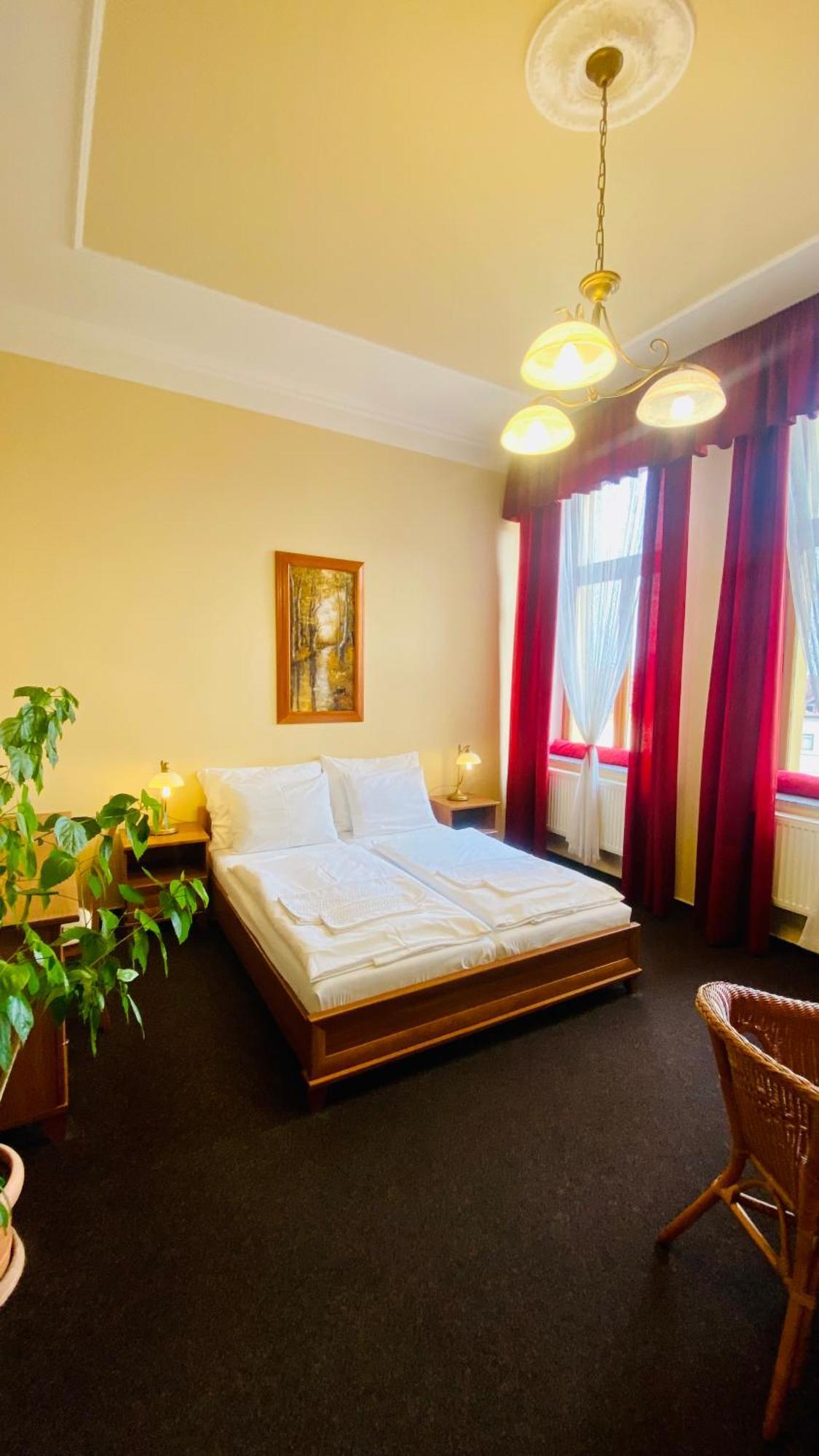 Penzion Cerny Kun Hradec Králové Exterior foto