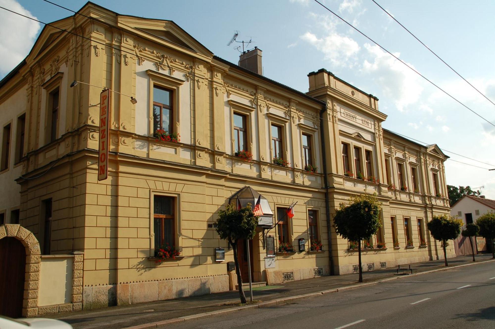Penzion Cerny Kun Hradec Králové Exterior foto