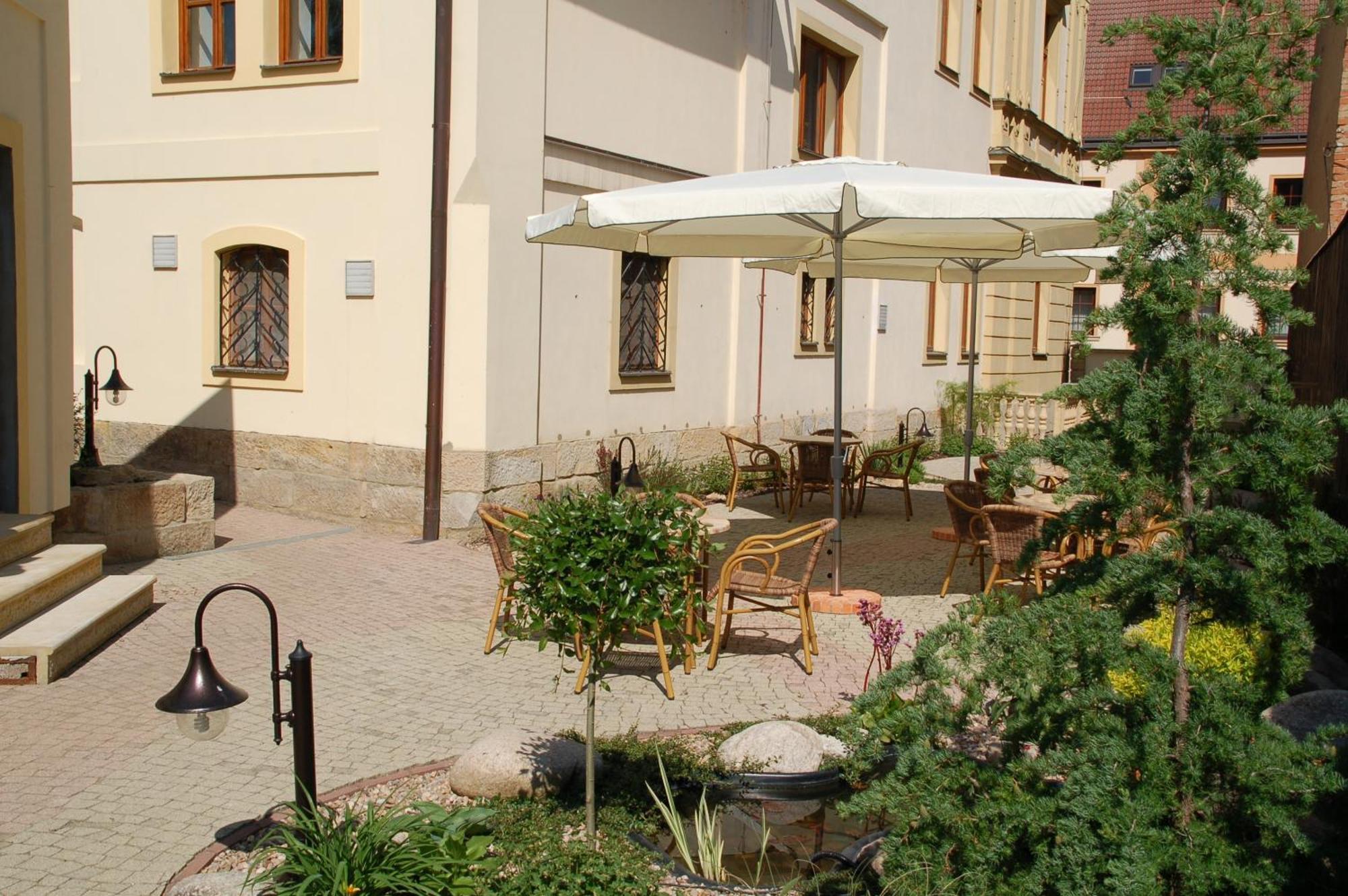 Penzion Cerny Kun Hradec Králové Exterior foto